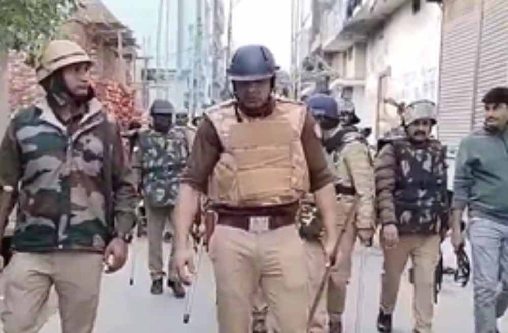 संभल में हुई हिंसा को लेकर पुलिस ने सांसद जियाउर रहमान बर्क के पास के घरों में दबिश दी, 93 पुड़िया स्मैक और अवैध तमंचा बरामद