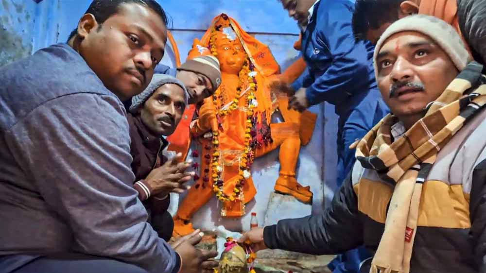 संभल में मंदिर मिलने के मुद्दे का मामला गरमाया हुआ है, इसी बीच ASI ने यहां मंदिर में कार्बन डेटिंग की