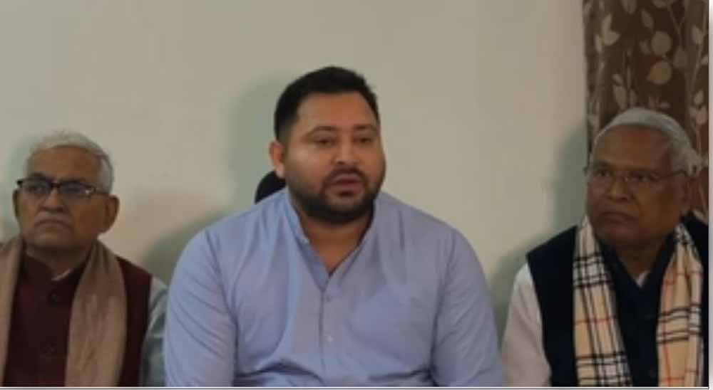 कार्यक्रम के दौरान तेजस्वी यादव ने बड़ा ऐलान किया, सरकार बनी तो बुजुर्गों को 1,500 रुपये प्रति माह पेंशन मिलेगी कार्यक्रम के दौरान तेजस्वी यादव ने बड़ा ऐलान किया, सरकार बनी तो बुजुर्गों को 1,500 रुपये प्रति माह पेंशन मिलेगी