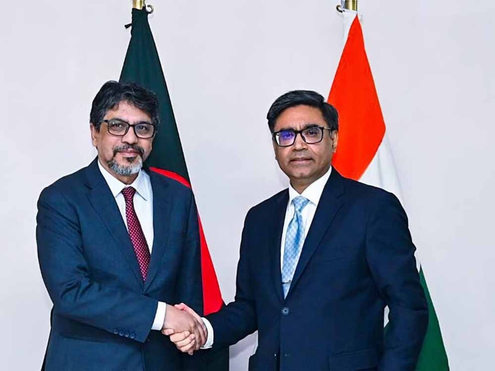 अल्पसंख्यक हिन्दुओं पर बढ़ते हमलों के बीच पहली बार विदेश सचिव पहुंचे बोले – पहले हिन्दुओं की रक्षा और धर्मस्थलों की सुरक्षा करें तय अल्पसंख्यक हिन्दुओं पर बढ़ते हमलों के बीच पहली बार विदेश सचिव पहुंचे बोले – पहले हिन्दुओं की रक्षा और धर्मस्थलों की सुरक्षा करें तय