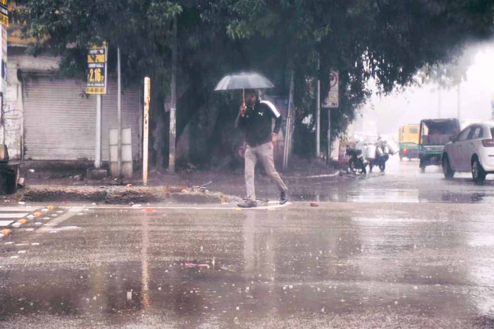 दिल्ली में लगातार बारिश से प्रदूषण में आई कमी, जगह-जगह जलभराव, बनी ट्रैफिक जाम की समस्या दिल्ली में लगातार बारिश से प्रदूषण में आई कमी, जगह-जगह जलभराव, बनी ट्रैफिक जाम की समस्या