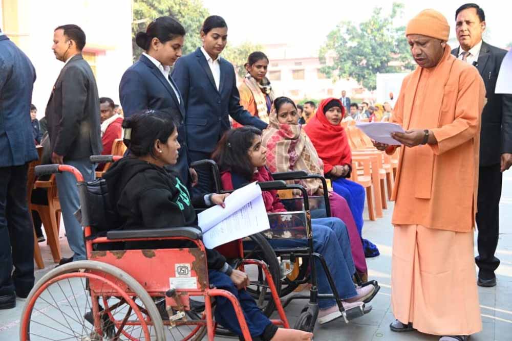 तत्परता और संवेदनशीलता से हो जनता की समस्याओं का समाधान : सीएम योगी तत्परता और संवेदनशीलता से हो जनता की समस्याओं का समाधान : सीएम योगी