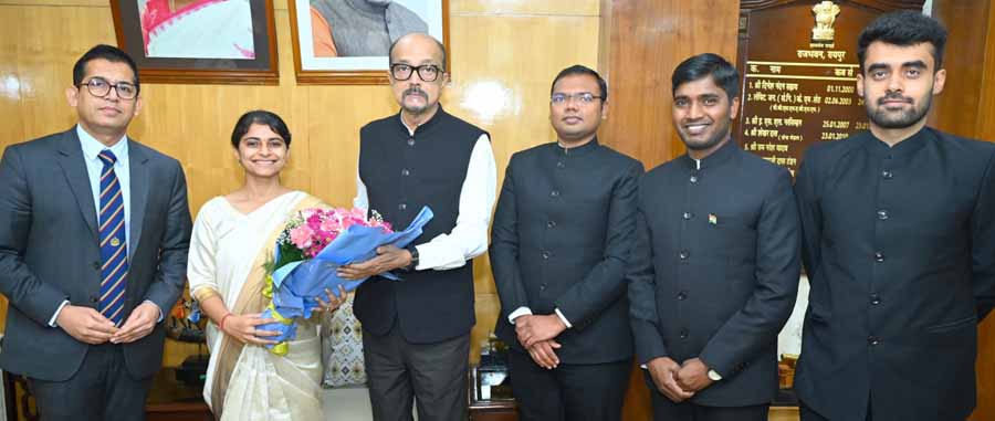 राज्यपाल डेका से परिवीक्षाधीन वन सेवा के अधिकारियों ने की भेंट राज्यपाल डेका से परिवीक्षाधीन वन सेवा के अधिकारियों ने की भेंट