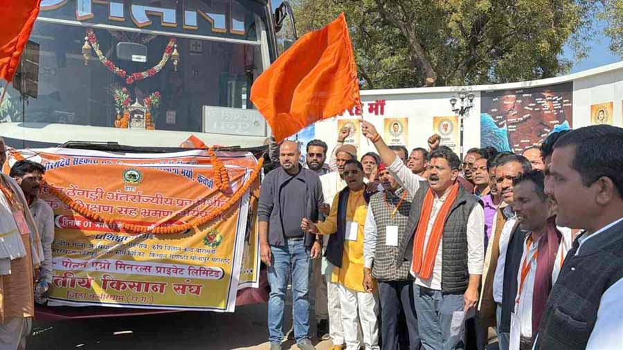 गन्ना किसानों के अध्ययन दल को महाराष्ट्र के लिए डिप्टी सीएम विजय शर्मा ने किया रवाना