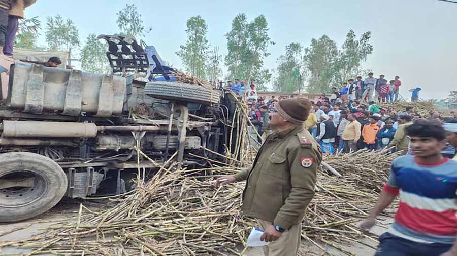 लखीमपुर खीरी में धौरहरा-सिसैया मार्ग पर गन्ने से भरा ट्रक पलट, कई बच्चे दबे