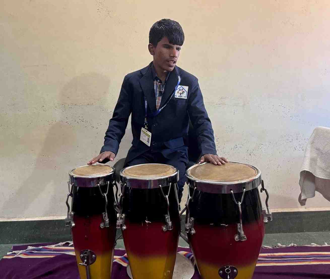एक दशक पहले प्रधानमंत्री नरेंद्र मोदी ने दंतेवाड़ा में दृष्टिबाधित बालक अंजन को दिया था हौसला,आज खुद गीत लिखता है कंपोज करता है और गाता भी है एक दशक पहले प्रधानमंत्री नरेंद्र मोदी ने दंतेवाड़ा में दृष्टिबाधित बालक अंजन को दिया था हौसला,आज खुद गीत लिखता है कंपोज करता है और गाता भी है