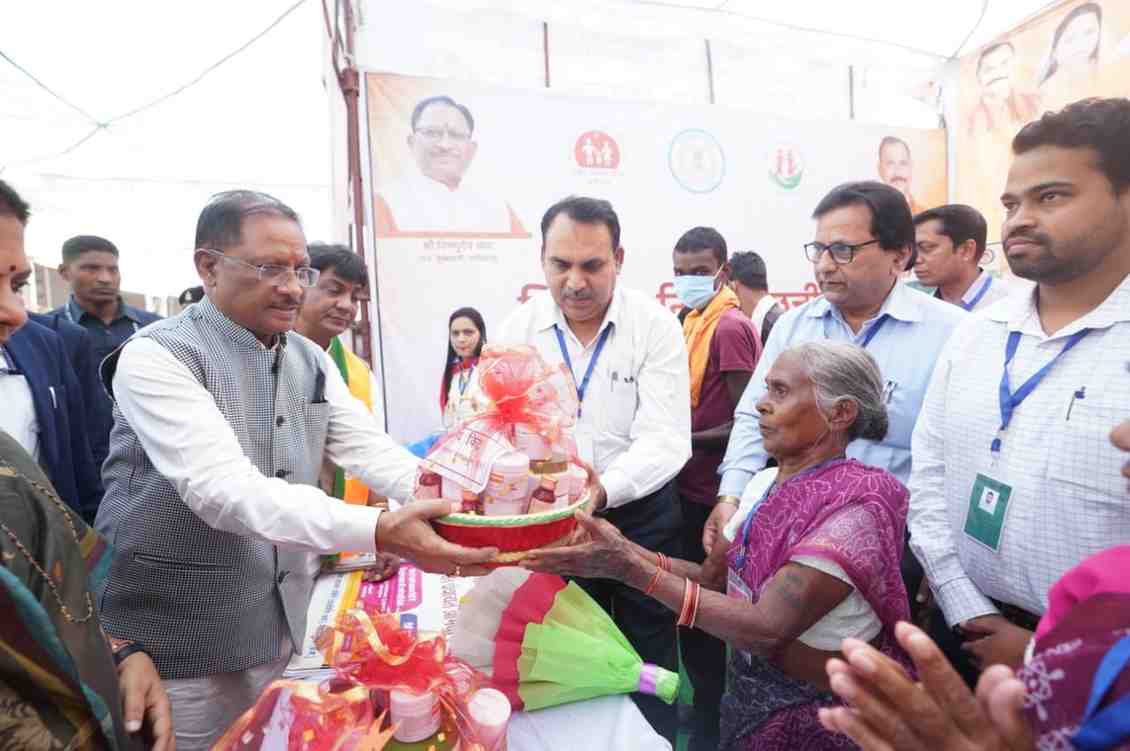 लोकार्पण शिलान्यास कार्यक्रम में पहुंचे मुख्यमंत्री की सादगी से प्रभावित हुए हितग्राही