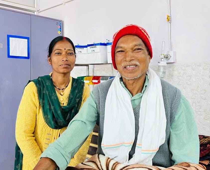 मुख्यमंत्री के प्रयासों से बेहतर हुई जशपुर जिले की स्वास्थ्य सुविधाएं,कैंसर पीड़ित रामप्यारे और दीनदयाल को दीर्घायु वार्ड में मिला निःशुल्क उपचार