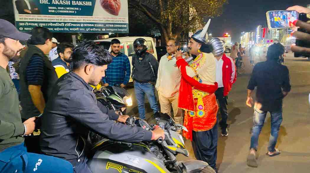 यातायात पुलिस दुर्ग द्वारा मनाये जा रहे सड़क सुरक्षा माह 2025 के दौरान सड़क पर दिखायी दिए यमराज यातायात पुलिस दुर्ग द्वारा मनाये जा रहे सड़क सुरक्षा माह 2025 के दौरान सड़क पर दिखायी दिए यमराज