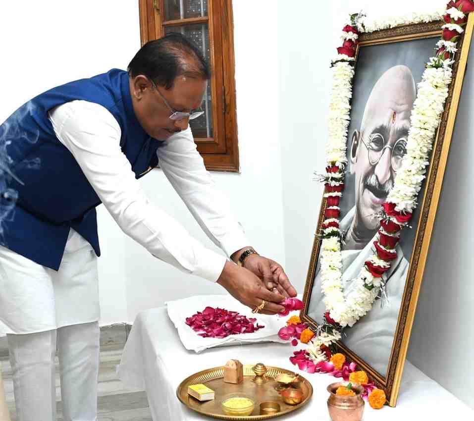 मुख्यमंत्री विष्णु देव साय ने महात्मा गांधी की पुण्यतिथि पर उन्हें किया नमन
