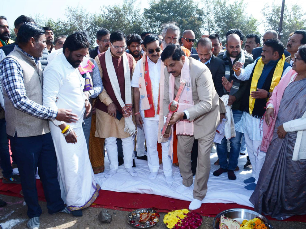 मुख्यमंत्री डॉ. यादव ने कपिला गौ-शाला में गौ-माता मंदिर सेवा स्थल का किया भूमि-पूजन मुख्यमंत्री डॉ. यादव ने कपिला गौ-शाला में गौ-माता मंदिर सेवा स्थल का किया भूमि-पूजन