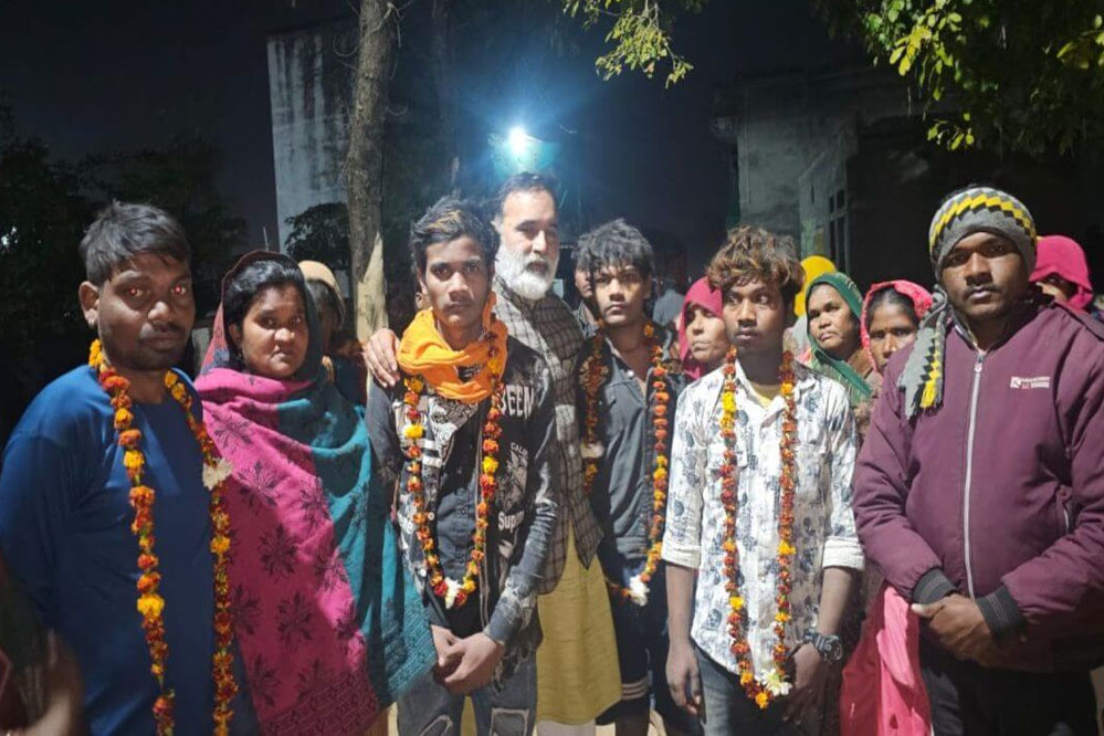 शिवपुरी के चार आदिवासी युवकों को गुजरात से बंधुआ मजदूरी से कराया मुक्त शिवपुरी के चार आदिवासी युवकों को गुजरात से बंधुआ मजदूरी से कराया मुक्त