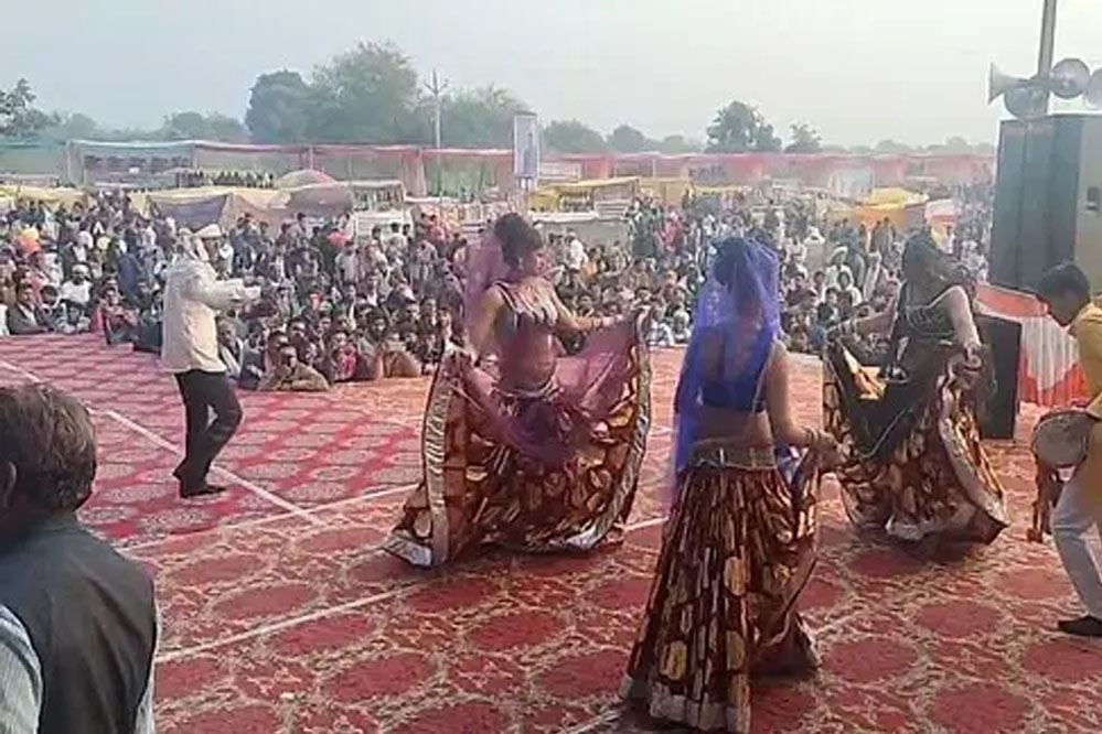 बुंदेलखंड का प्रसिद्ध मेले का मुख्य आकर्षण बुंदेलखंड का प्रसिद्ध राई नृत्य, राई नृत्य देखने पहुंचे पशुपालन मंत्री पटेल