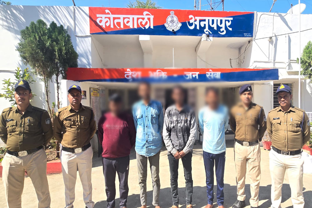 कोतवाली अनूपपुर पुलिस ने रात्रि काम्बिंग गश्त में 08 फरार वारंटी गिरफ्तार, निगरानी व गुंडा बदमाशों की चेकिंग कोतवाली अनूपपुर पुलिस ने रात्रि काम्बिंग गश्त में 08 फरार वारंटी गिरफ्तार, निगरानी व गुंडा बदमाशों की चेकिंग