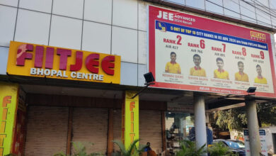 भोपाल : FIITJEE कोचिंग पर लगा ताला लटका, सेंटर ने पेरेंट्स को फीस वापस करने से किया इनकार