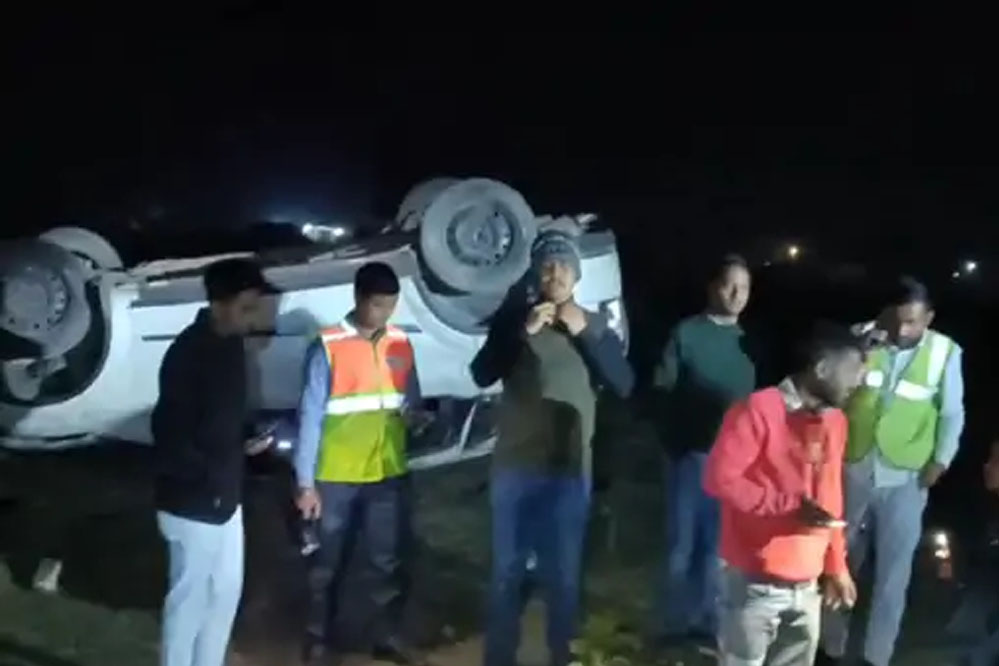 महाकुंभ से लौट रहे पांच दोस्तों की कार अनियंत्रित होकर 20 फीट गहरी खाई में गिरी,एक की मौत, 3 घायल
