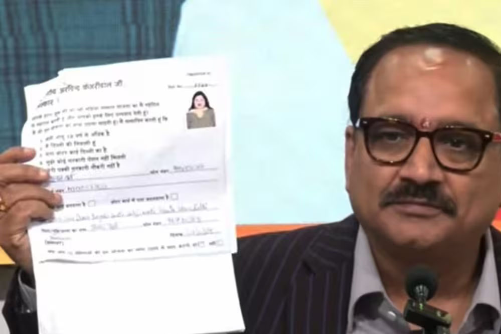 वीरेंद्र सचदेवा का दावा  ‘आप’ ने मुख्यमंत्री महिला सम्मान योजना के लिए जो फॉर्म भरवाए थे उन्हें कबाड़ी को दिए