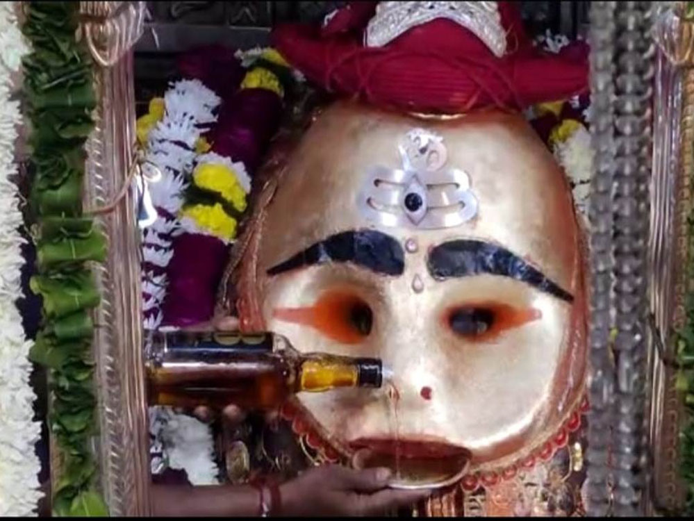 उज्जैन : बाबा काल भैरव के दरबार में शराबबंदी लागू नहीं होगी , प्रसाद के रूप में चढ़ती रहेगी मदिरा उज्जैन : बाबा काल भैरव के दरबार में शराबबंदी लागू नहीं होगी , प्रसाद के रूप में चढ़ती रहेगी मदिरा
