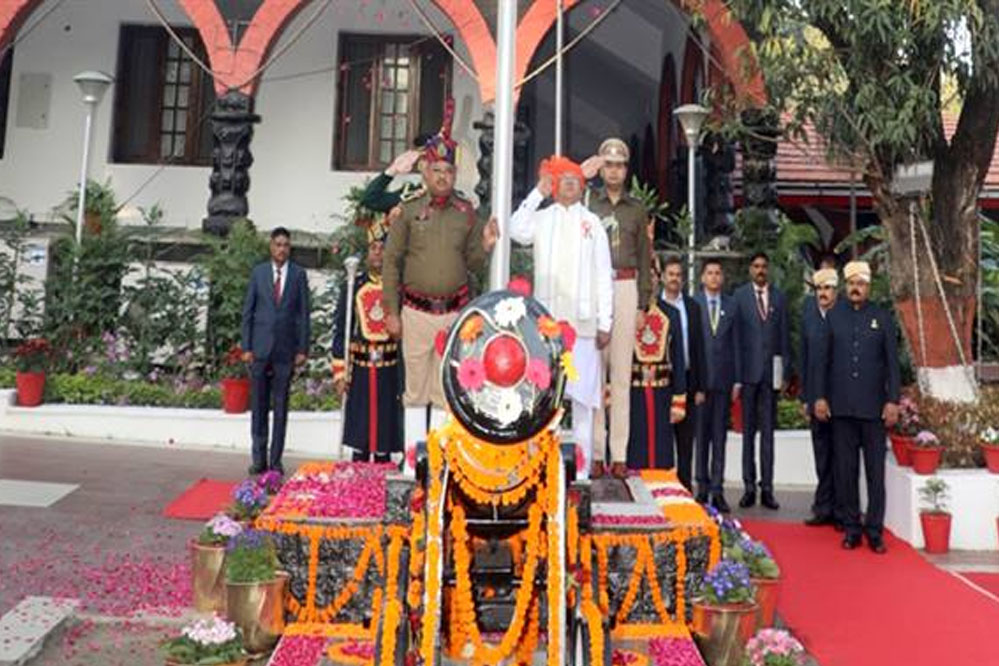 राज्यपाल पटेल ने गणतंत्र दिवस पर राजभवन में ध्वज फहराया