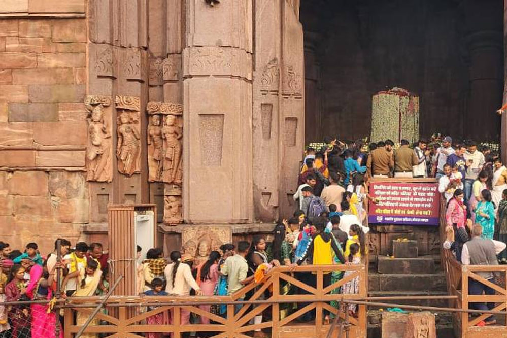 नए साल में धार्मिक स्थलों की ओर सबसे ज्यादा पहुंचे लोग, उज्जैन में 2 लाख से ज्यादा श्रृद्धालुओं ने किये दर्शन नए साल में धार्मिक स्थलों की ओर सबसे ज्यादा पहुंचे लोग, उज्जैन में 2 लाख से ज्यादा श्रृद्धालुओं ने किये दर्शन