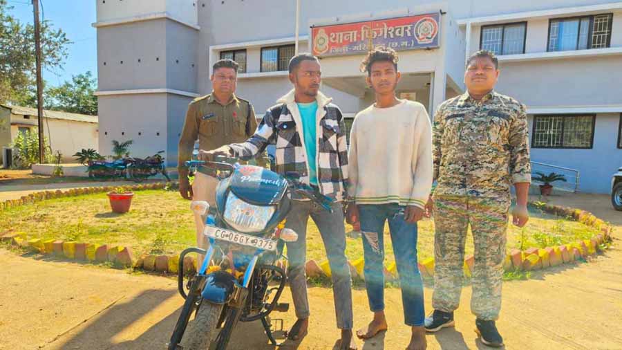 नशीली दवाईयों के साथ 2 तस्कर गिरफ्तार नशीली दवाईयों के साथ 2 तस्कर गिरफ्तार