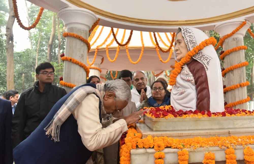 बिहार-मुख्यमंत्री नितीश ने अपनी माताश्री स्व0 परमेश्वरी देवी को दी भावभीनी श्रद्धांजलि, पुण्य तिथि पर किया नमन