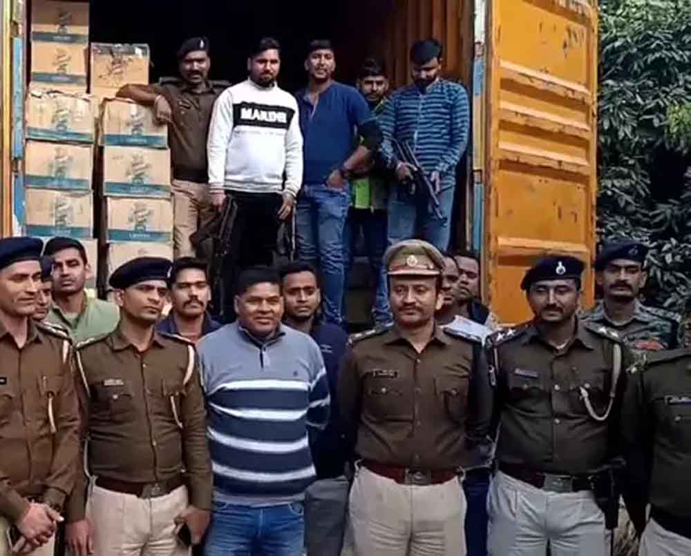 बिहार-पूर्णिया में कंटेनर से 5211 लीटर विदेशी शराब बरामद, दो लोगों को पुलिस ने किया गिरफ्तार