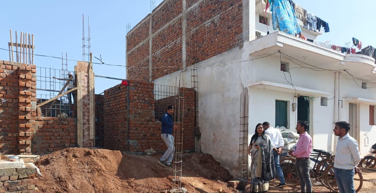 प्रधानमंत्री आवास योजना अंतर्गत निर्माणाधीन आवासों का जामुल सीएमओ  ने किया स्थल निरीक्षण