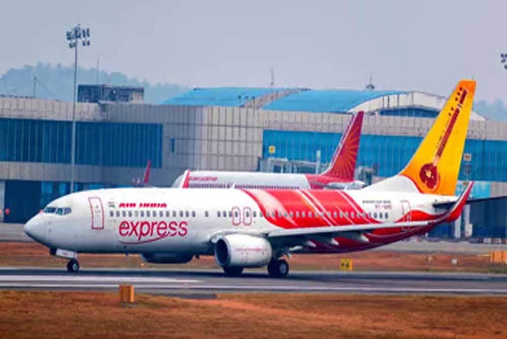 एयर इंडिया की फ्लाइट में 5 घंटे कैद रहे यात्री,  कई का घुटने लगा दम, हंगामा