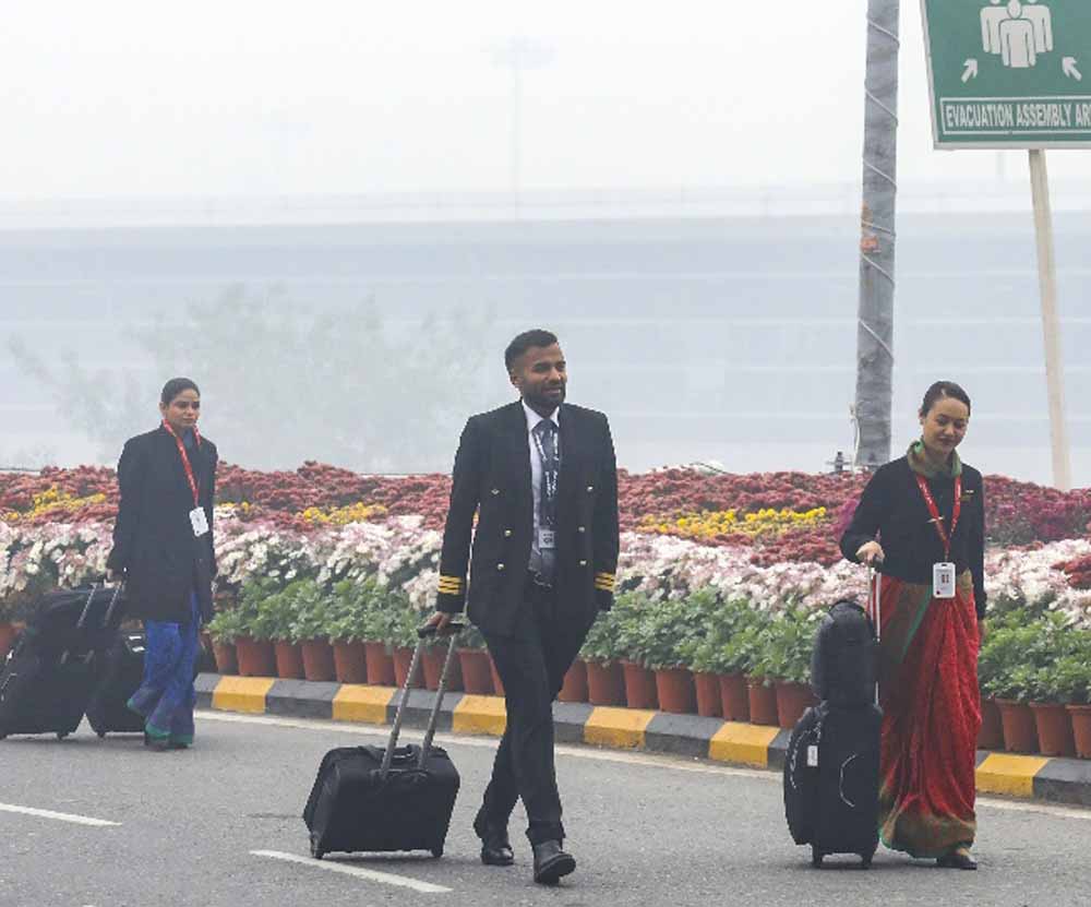 हवाई सफर पर घने कोहरे का असर, कम विजिबिलिटी की वजह से 100 से अधिक फ्लाइट देरी से उड़ीं, 7 को किया रद्द