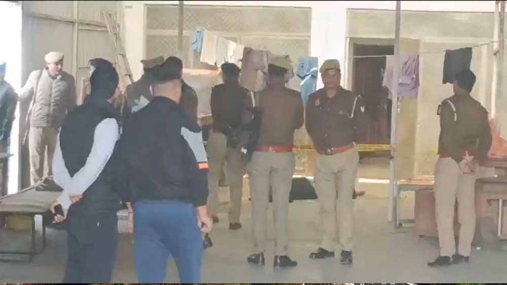 यूपी के कासगंज मे रिटायर एडीएम की हत्या, गेस्ट हाउस में पड़ा मिला खून से लथपथ शव यूपी के कासगंज मे रिटायर एडीएम की हत्या, गेस्ट हाउस में पड़ा मिला खून से लथपथ शव