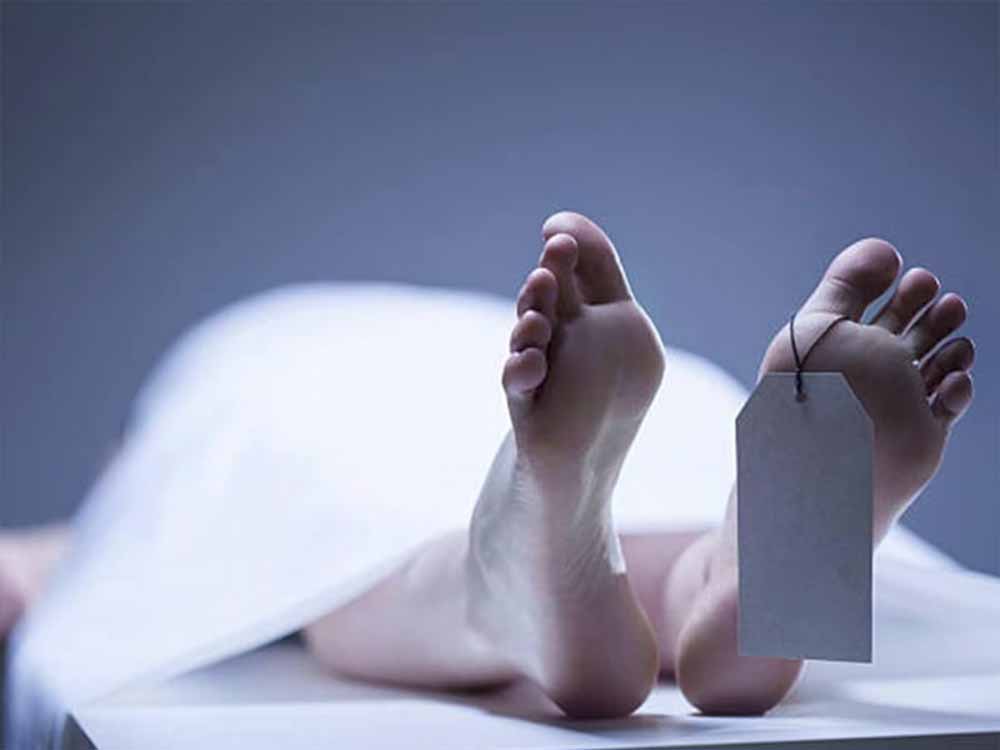 कर्ज देने वालों से तंग आकर एक व्यक्ति ने भारी मात्रा में नींद की दवा देकर पत्नी और बेटे की ली जान, फिर की आत्महत्या कर्ज देने वालों से तंग आकर एक व्यक्ति ने भारी मात्रा में नींद की दवा देकर पत्नी और बेटे की ली जान, फिर की आत्महत्या