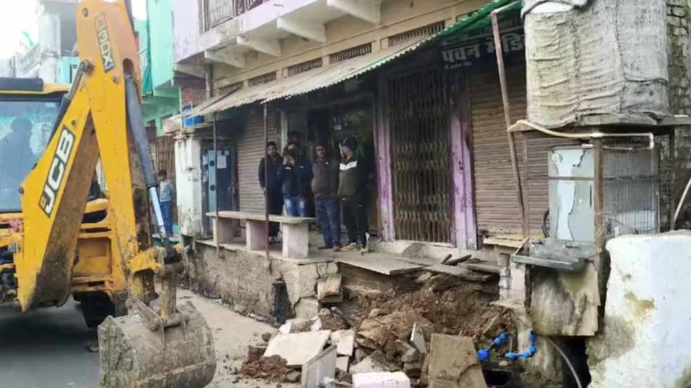 श्योपुर जिले के विजयपुर नगर में टू लाइन सड़क निर्माण के बीच आ रहे अतिक्रमण पर प्रशासन ने जेसीबी चलवा दी श्योपुर जिले के विजयपुर नगर में टू लाइन सड़क निर्माण के बीच आ रहे अतिक्रमण पर प्रशासन ने जेसीबी चलवा दी