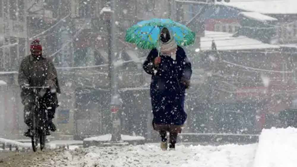 कश्मीर घाटी में दिन में गर्माहट, रात में शीत लहर का प्रकोप