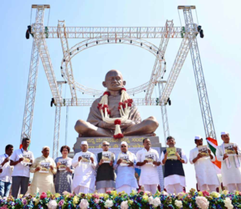 मल्लिकार्जुन खड़गे ने सुवर्ण विधान सौध के परिसर में महात्मा गांधी की 25 फीट ऊंची प्रतिमा का अनावरण किया मल्लिकार्जुन खड़गे ने सुवर्ण विधान सौध के परिसर में महात्मा गांधी की 25 फीट ऊंची प्रतिमा का अनावरण किया