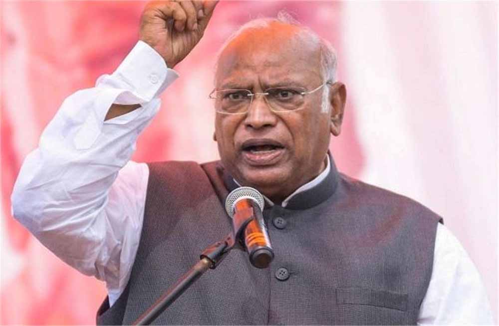 कांग्रेस अध्यक्ष मल्लिकार्जुन खरगे ने किस पर कसा तंज, ‘गंगा में डुबकी लगाने से गरीबी दूर होगी क्या’ कांग्रेस अध्यक्ष मल्लिकार्जुन खरगे ने किस पर कसा तंज, ‘गंगा में डुबकी लगाने से गरीबी दूर होगी क्या’