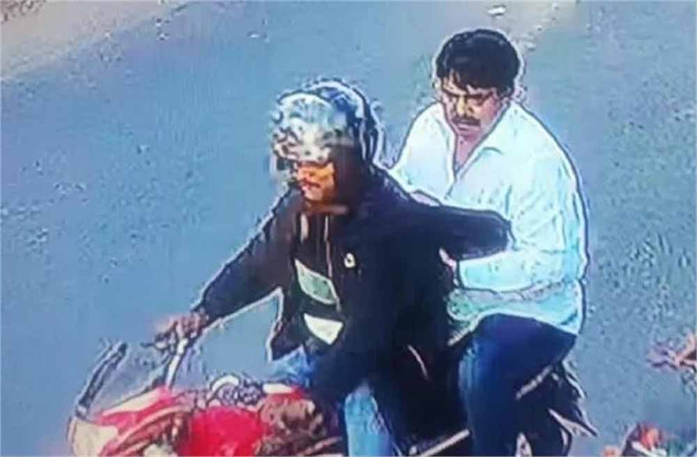 उमेश पाल हत्याकांड का आरोपी गुड्डू मुस्लिम फर्जी पासपोर्ट से भागा विदेश, दिया पुलिस और एसटीएफ को चकमा, जांच तेज उमेश पाल हत्याकांड का आरोपी गुड्डू मुस्लिम फर्जी पासपोर्ट से भागा विदेश, दिया पुलिस और एसटीएफ को चकमा, जांच तेज
