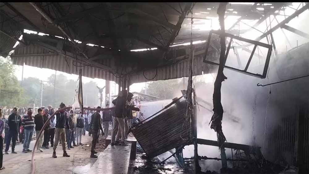 नवादा के पुराने रेलवे स्टेशन पर अचानक लगी आग, लपटें इतनी तेज थी किबुक स्टॉल को अपने आगोश में लिया नवादा के पुराने रेलवे स्टेशन पर अचानक लगी आग, लपटें इतनी तेज थी किबुक स्टॉल को अपने आगोश में लिया