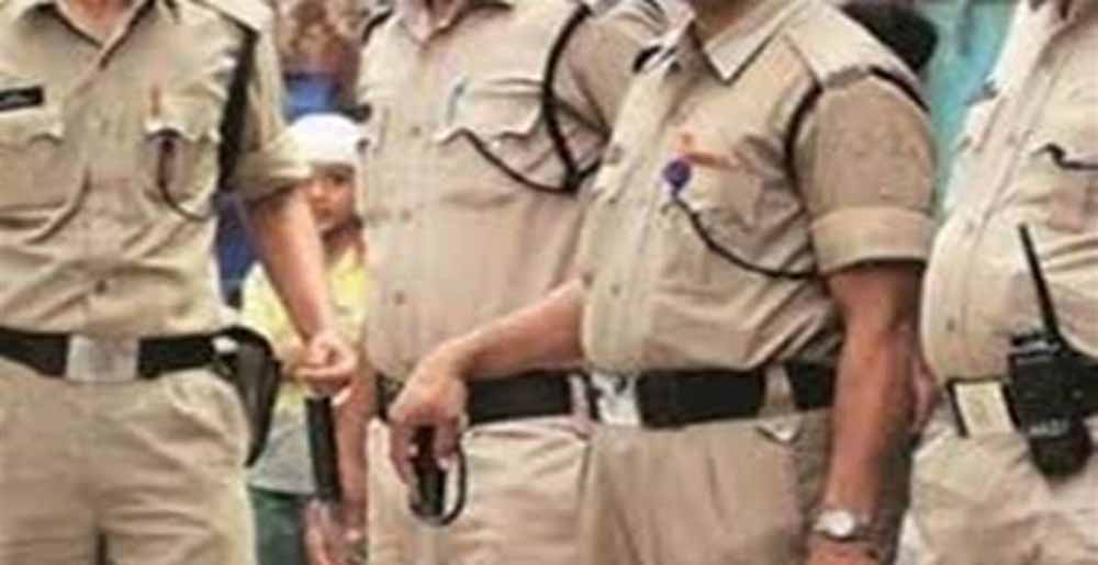 उज्जैन पुलिस ने शहर में चल रहे चार फर्जी एडवाइजरी सेंटर पर मारा छापा, 120 लड़के-लड़कियों को पकड़ा