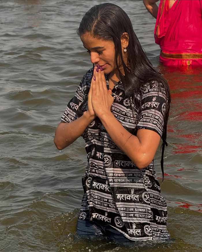 पूनम पांडे ने प्रयागराज के महाकुंभ में आध्यात्म की डुबकी लगाई, फैंस ने इन तस्वीरों पर अलग-अलग कमेंट्स दिए पूनम पांडे ने प्रयागराज के महाकुंभ में आध्यात्म की डुबकी लगाई, फैंस ने इन तस्वीरों पर अलग-अलग कमेंट्स दिए