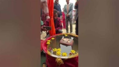 जूना अखाड़े में आए एक नागा बाबा और रामसेतु का चमत्कारी पत्थर श्रद्धालुओं को अपनी ओर आकर्षित कर रहा, उमड़ी भीड़