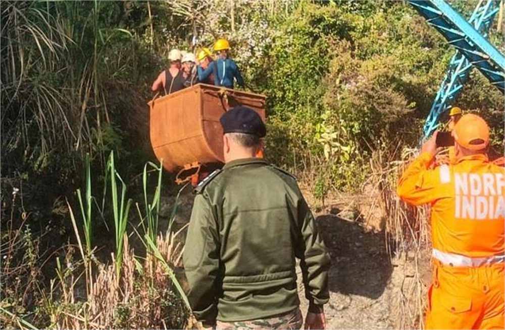 असम के दीमा हसाओ जिले में बाढ़ग्रस्त कोयला खदान में फंसे मजदूरों को बचाने के लिए राहत और बचाव अभियान जोरों पर