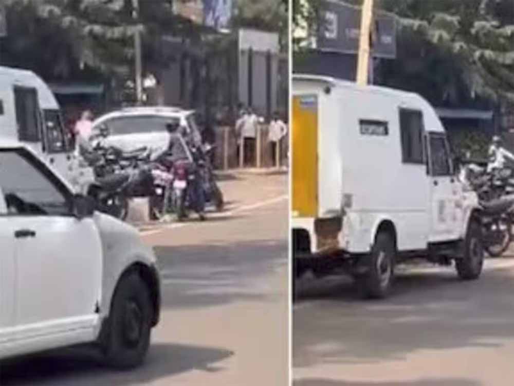 कर्नाटक बीदर जिले में हथियारबंद लुटेरों ने सुरक्षाकर्मी की गोली मारकर हत्या कर दी, साथी को घायल कर 93 लाख रुपये लूट लिए कर्नाटक बीदर जिले में हथियारबंद लुटेरों ने सुरक्षाकर्मी की गोली मारकर हत्या कर दी, साथी को घायल कर 93 लाख रुपये लूट लिए