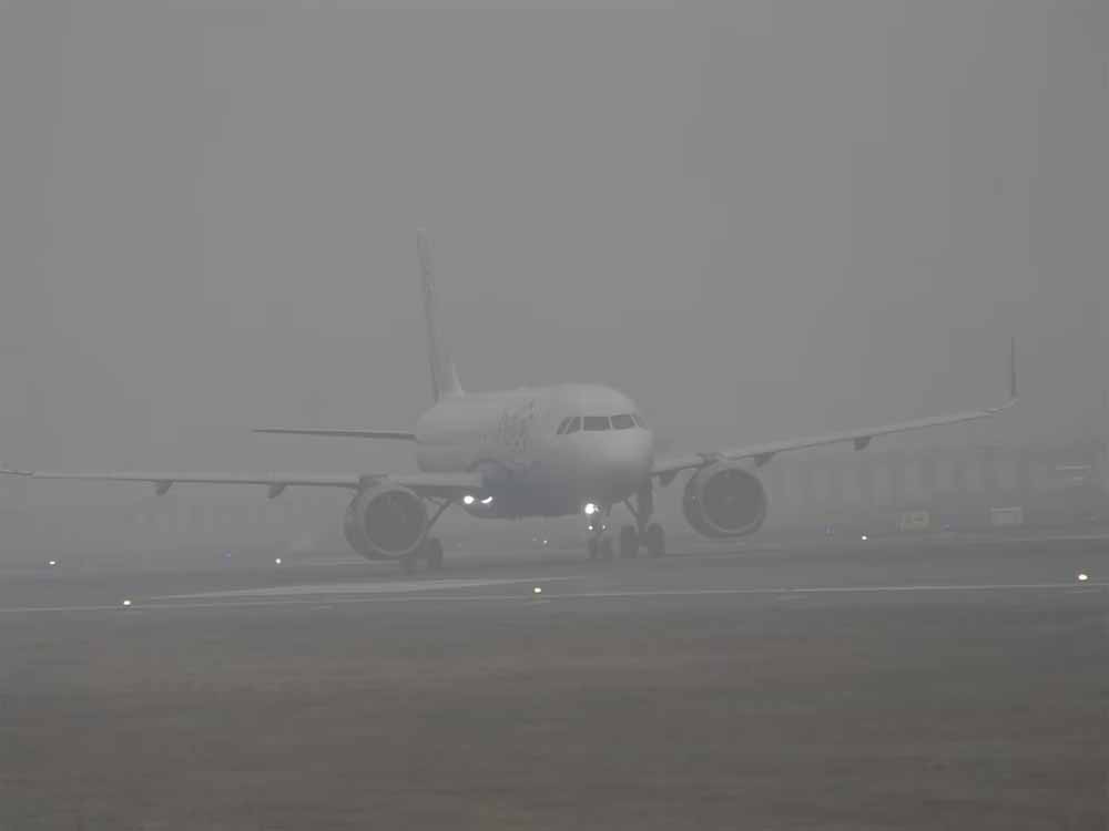 अब घरेलू एयरलाइन कंपनियों को विमान की उड़ान और लैंडिंग के वक्त दिखे मौसम की जानकारी साझा करनी होगी अब घरेलू एयरलाइन कंपनियों को विमान की उड़ान और लैंडिंग के वक्त दिखे मौसम की जानकारी साझा करनी होगी