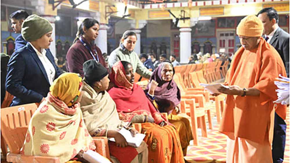 गोरखपुर में कड़ाके की ठंड के बावजूद सीएम योगी ने जनता दर्शन में पहुंचे लोगों से मुलाकात का सुनी समस्याएं गोरखपुर में कड़ाके की ठंड के बावजूद सीएम योगी ने जनता दर्शन में पहुंचे लोगों से मुलाकात का सुनी समस्याएं