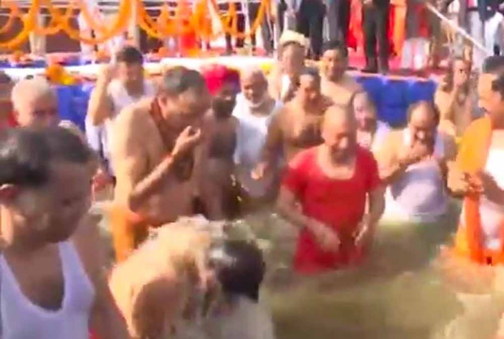 महाकुंभ के दौरान आज मुख्यमंत्री योगी आदित्यनाथ अपनी पूरी कैबिनेट के साथ प्रयागराज पहुंचे, गंगा में लगाई डुबकी महाकुंभ के दौरान आज मुख्यमंत्री योगी आदित्यनाथ अपनी पूरी कैबिनेट के साथ प्रयागराज पहुंचे, गंगा में लगाई डुबकी