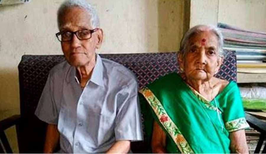 मुजफ्फरपुर में एक ही चिता पर हुआ पति-पत्नी का अंतिम संस्कार, मौत भी नहीं कर पाई जुदा मुजफ्फरपुर में एक ही चिता पर हुआ पति-पत्नी का अंतिम संस्कार, मौत भी नहीं कर पाई जुदा