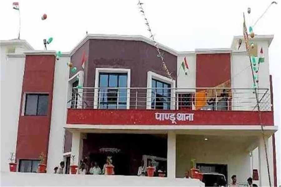 पुलिस थाने के सामने पारा शिक्षक ने खुद को लगा ली आग, हालत गंभीर