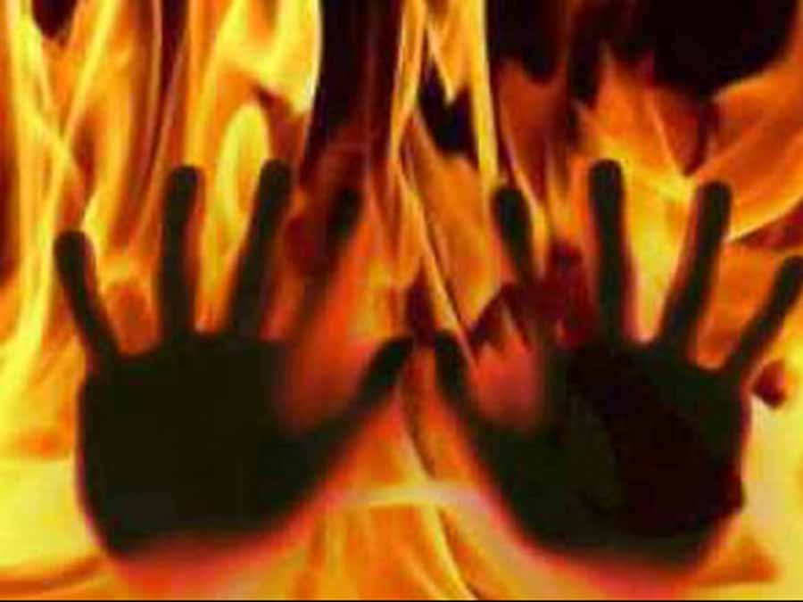झारखंड में सास ने बहू और खुद को कमरे में बंद करके लगा ली आग, सास की मौत झारखंड में सास ने बहू और खुद को कमरे में बंद करके लगा ली आग, सास की मौत