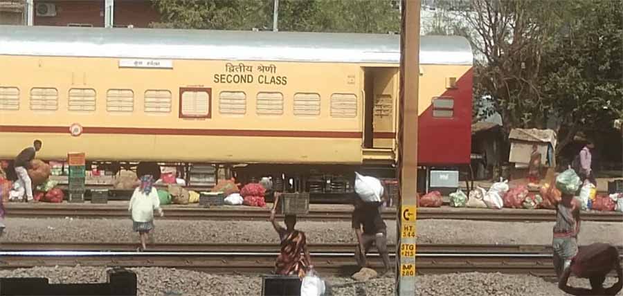 RPF-GRP की नाक के नीचे सब्जी वाले बेखौफ, ट्रैक के बीच में रख रहे सब्जियां RPF-GRP की नाक के नीचे सब्जी वाले बेखौफ, ट्रैक के बीच में रख रहे सब्जियां